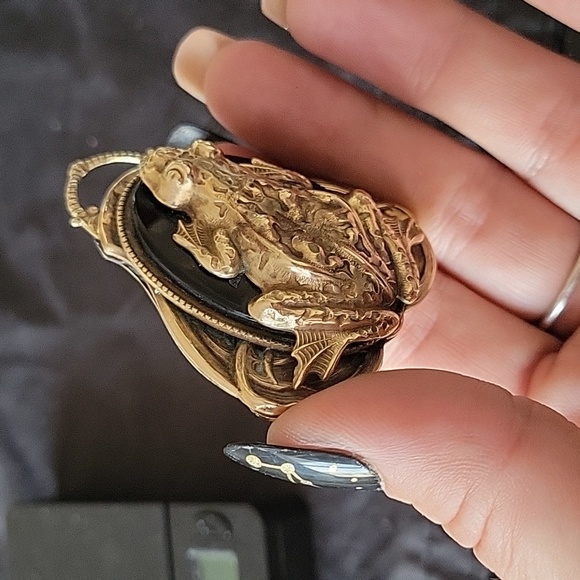 43.3 grams Vintage 10K Yellow gold layered frog pendant w/ black tourmaline - Picture 8 of 12
